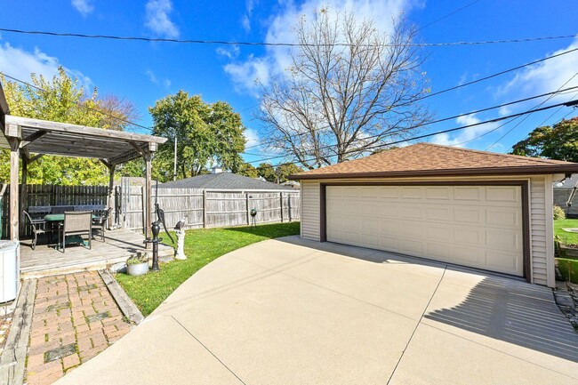 Building Photo - 2450 S 95th St