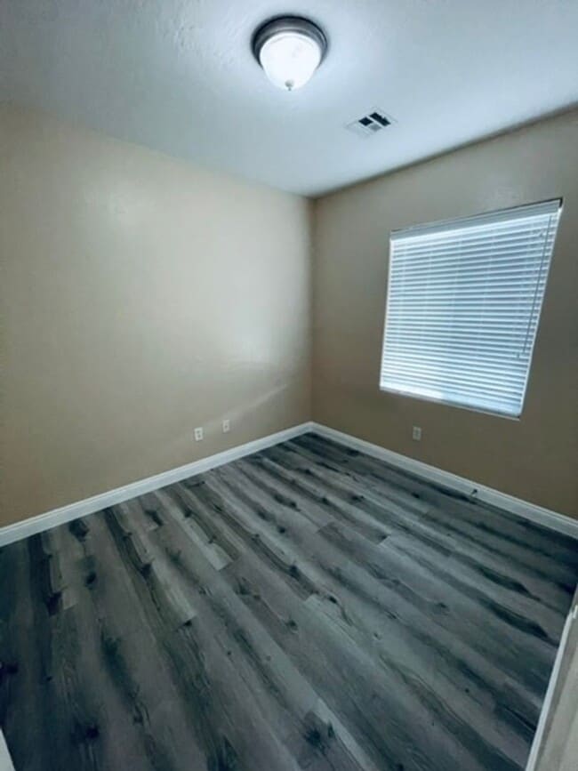 Building Photo - Charming 3 Bedroom in 55+ Solera, Laminate...
