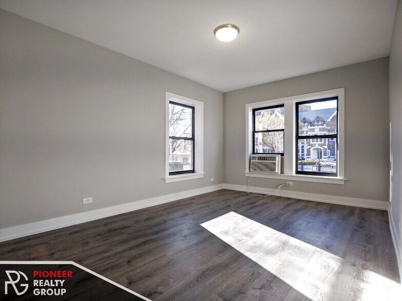 Building Photo - 709 W Brompton Ave