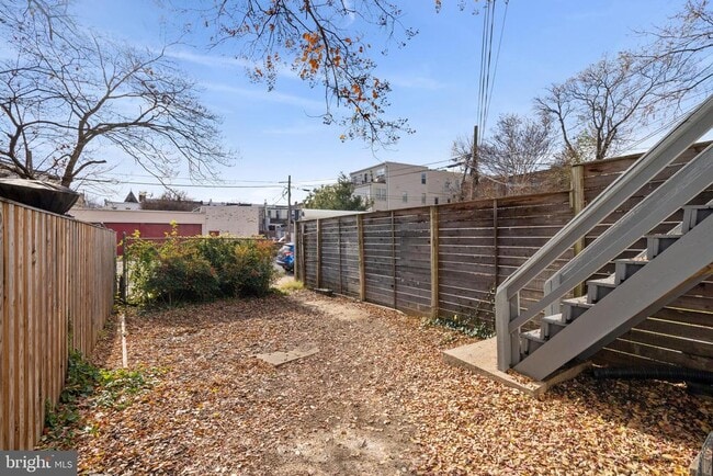 Building Photo - 1221 D St NE