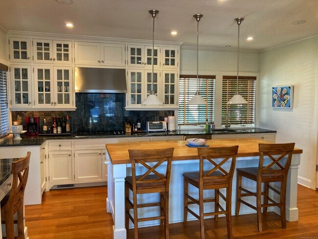 Building Photo - 4 Stonington Cmns