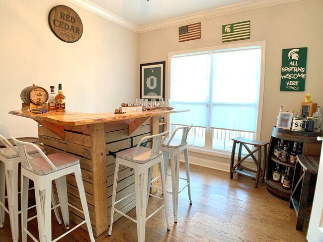 Building Photo - 585 Dexter Dr