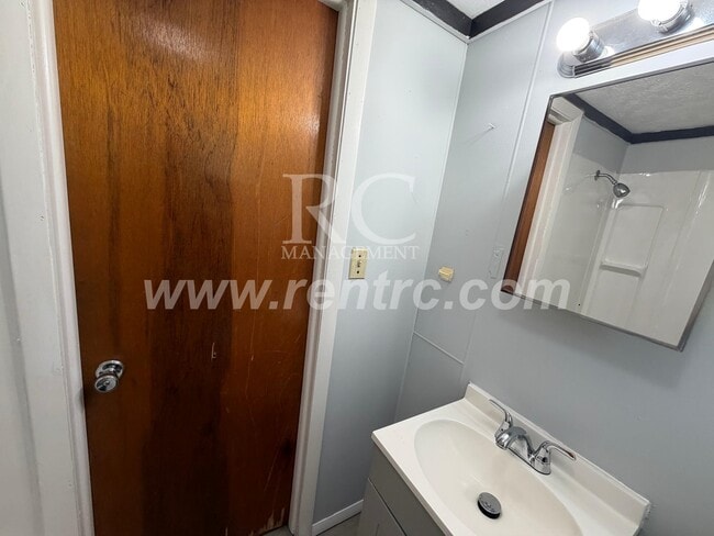 Building Photo - 1030-3 Walnut-