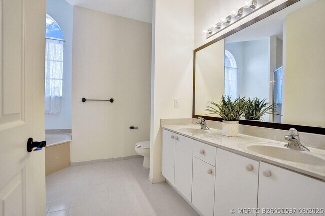 Building Photo - 606 W Circle Dr