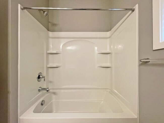 Building Photo - Sparkling, SPACIOUS Like-New Home with 3 B...