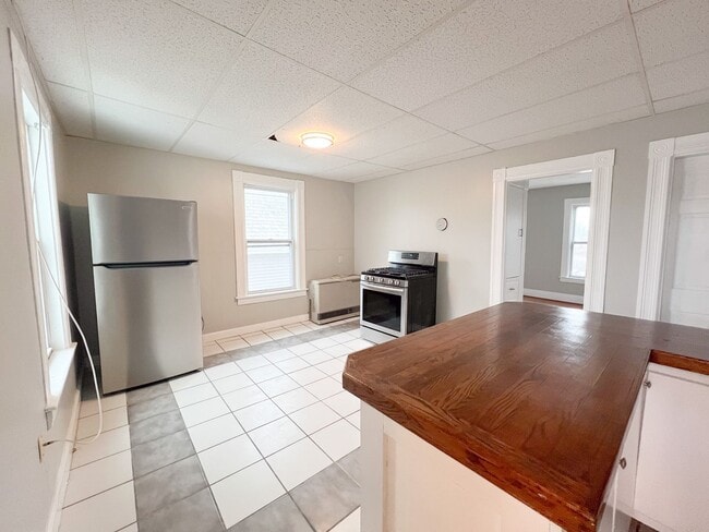 Building Photo - 159 Cartier St