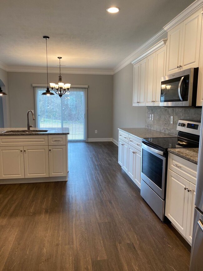 Building Photo - Spacious 5-Bedroom Home with Open Foyer - Move-In Ready! **Close to Fort Gordon, Hospitals, and I...