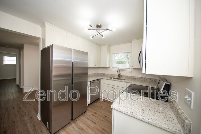 Building Photo - 1733 Parkview Ave