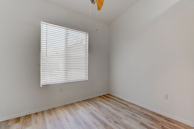 Building Photo - Beautiful 2 Bedroom Home Backing to Greenbelt