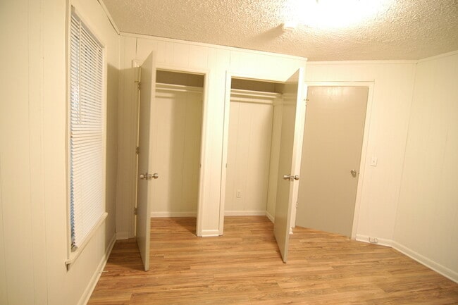 Building Photo - Cottage Style Home Super Close to Downtown!