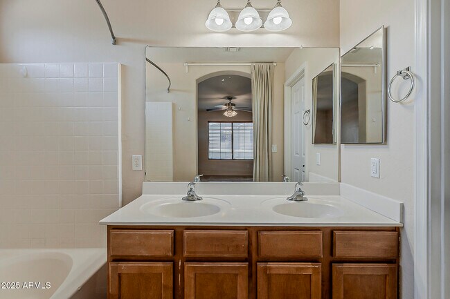Building Photo - 519 E Rainbow Dr