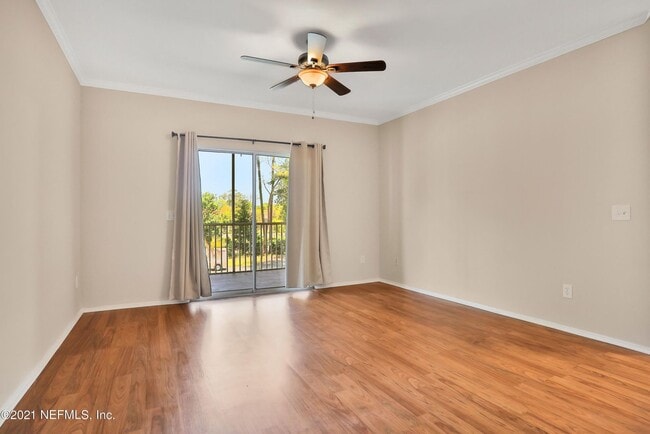 Building Photo - Condo Close to the Beach