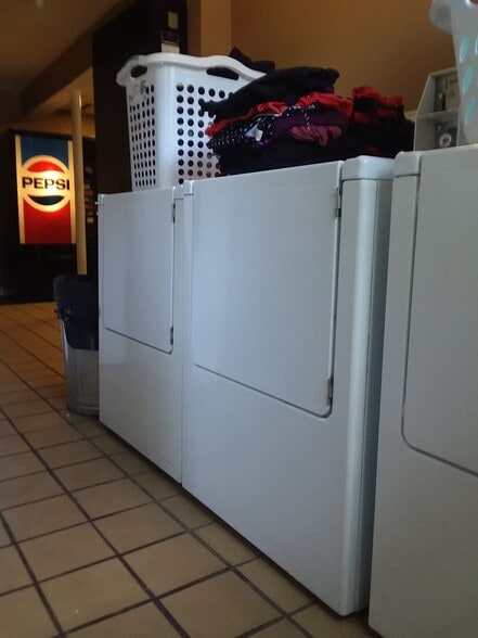 Building Photo - 3246 Douglas Dr N