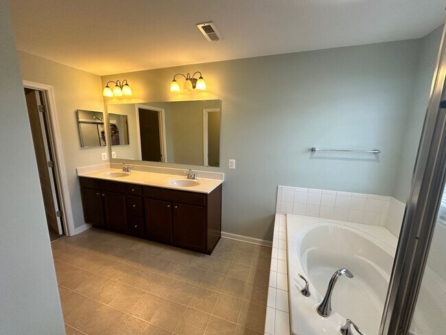 Building Photo - Welcome to Plantation Lakes!