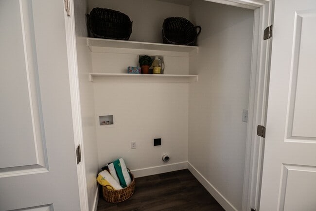 Building Photo - Brand New Luxury 4 Bedroom 2.5 Bath with O...