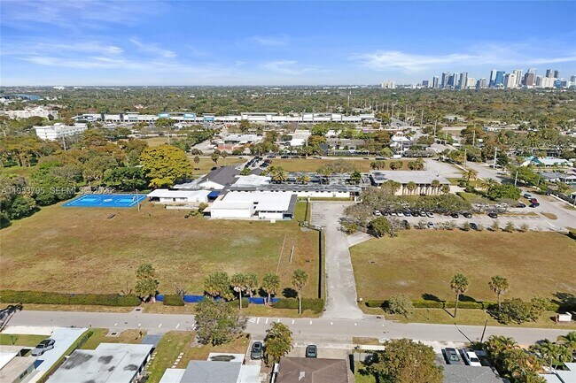 Building Photo - 920 SW 28th St