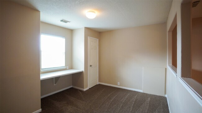 Building Photo - 16526 Bristle Creek Dr