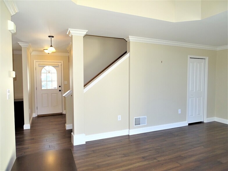 Building Photo - 1009 Bond St