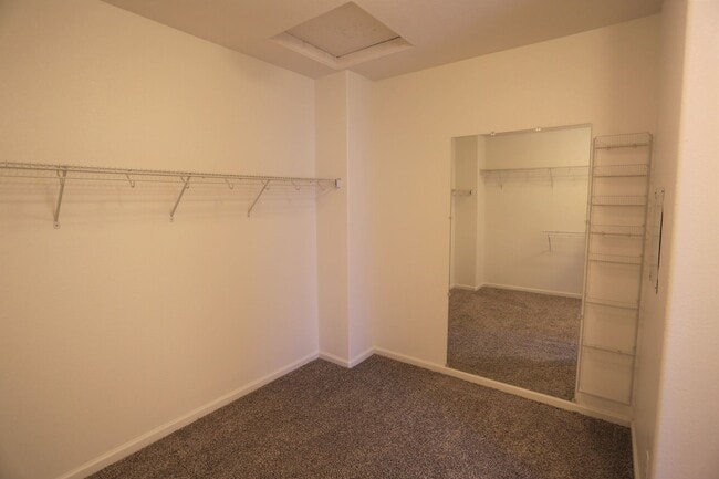 Building Photo - Spacious family home