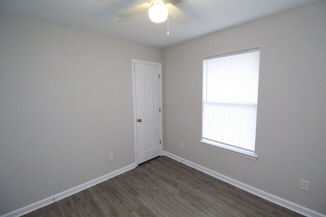 Building Photo - 3BR, 2BA Duplex in NW Pensacola – Convenie...