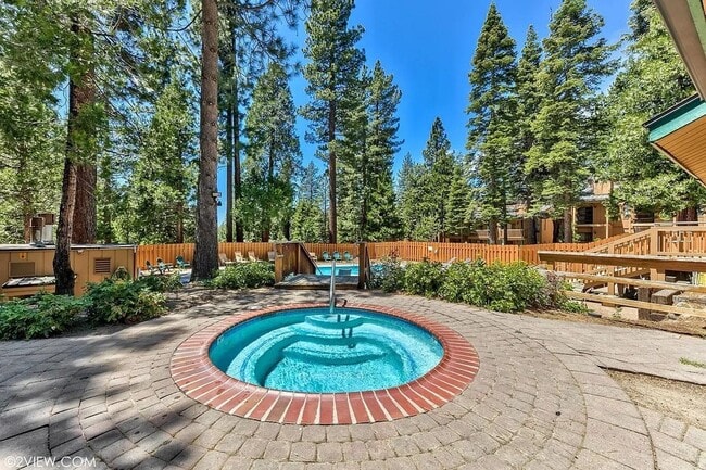 Building Photo - Furnished studio in Kings Run available now!