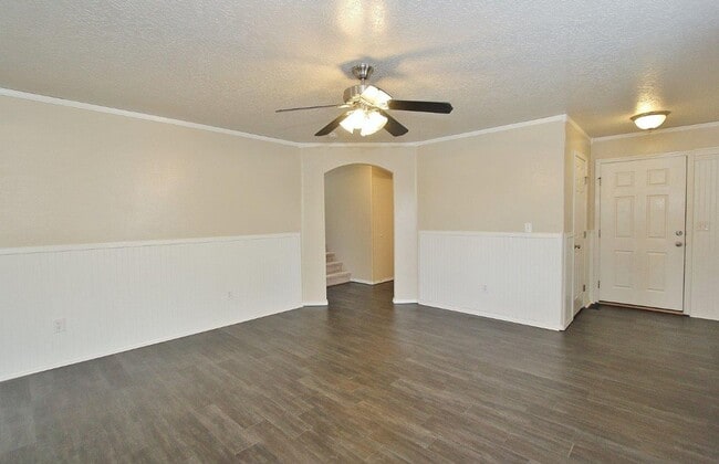 Building Photo - Spacious Home in Quiet Neighborhood