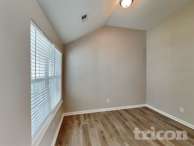 Building Photo - 2578 S Hills