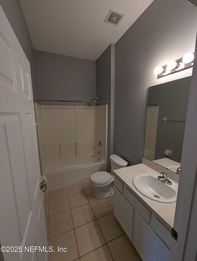 Building Photo - 712 N Edenbridge Way