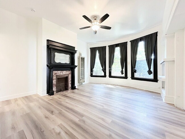 Building Photo - 724 W 2nd St