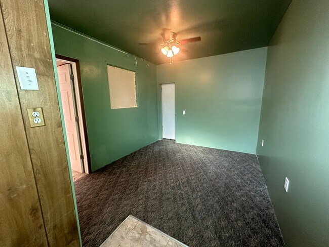 Building Photo - One bedroom, One bathroom front/back duplex. Pet Friendly! Located in Scottsbluff!