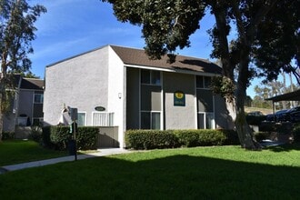 Building Photo - 2 Bedroom Townhouse