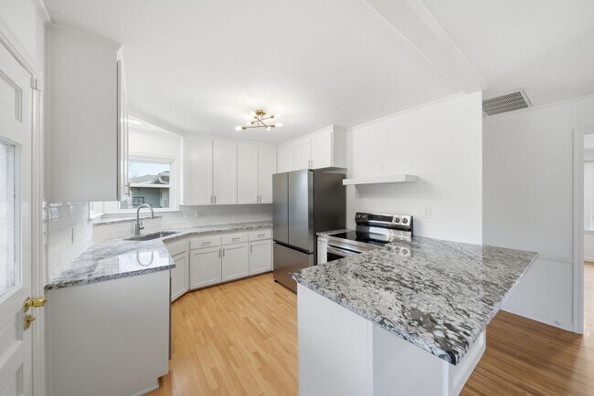 Building Photo - 1348 E 45th Pl