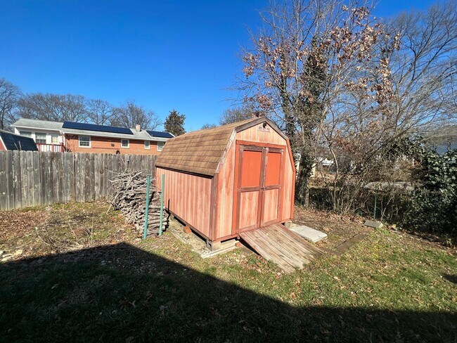 Building Photo - Split level 4-bedroom 3-bathroom home