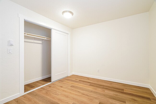 Building Photo - Welcome to Fairway Apartments  – Where Quiet Comfort Meets Convenience