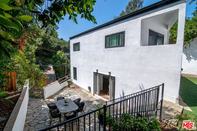 Building Photo - 8155 Willow Glen Rd
