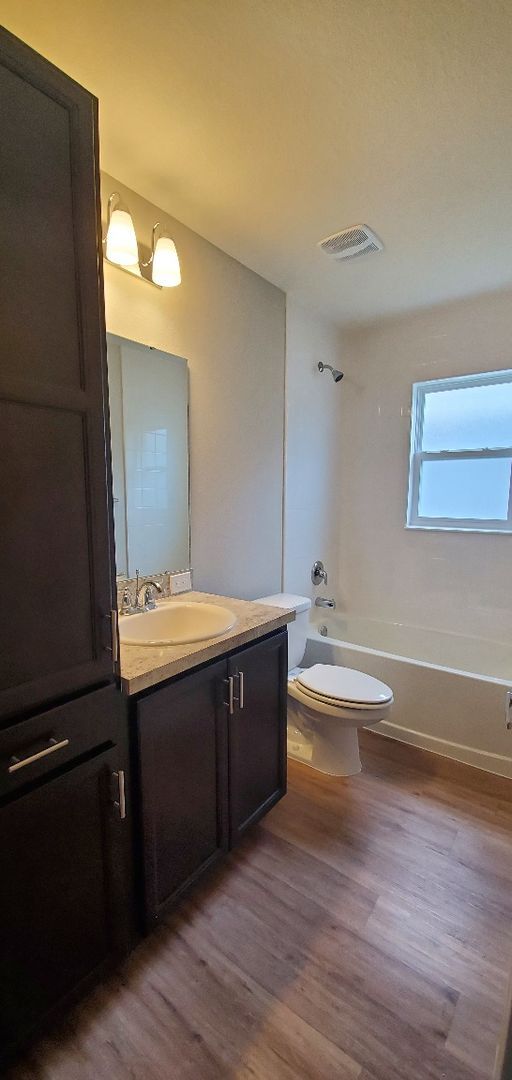 Building Photo - 4-Bedroom, 2-Bathroom in Villamar Winter Haven