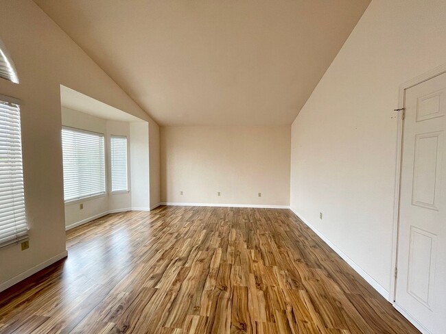 Building Photo - 1951 Devonshire Dr