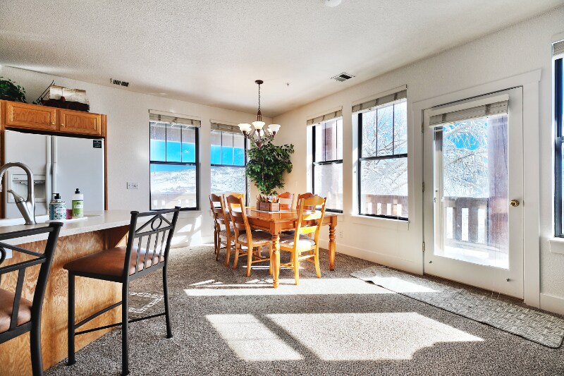 Building Photo - 8371 Meadowview Dr