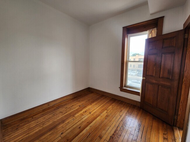 Building Photo - 2404 W Superior St