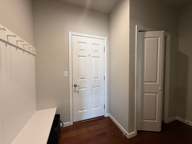 Building Photo - 3 bedroom 2.5 bathroom townhome for rent
