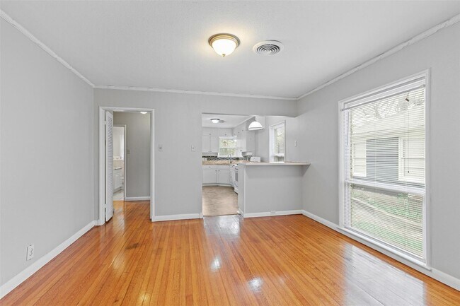 Building Photo - 511 N Oak Cliff Blvd