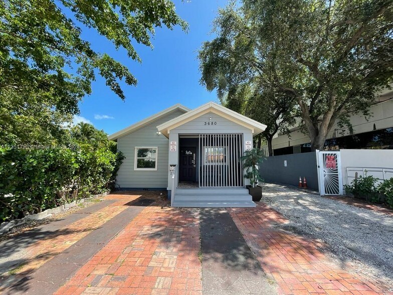 Building Photo - 3680 SW 26th St