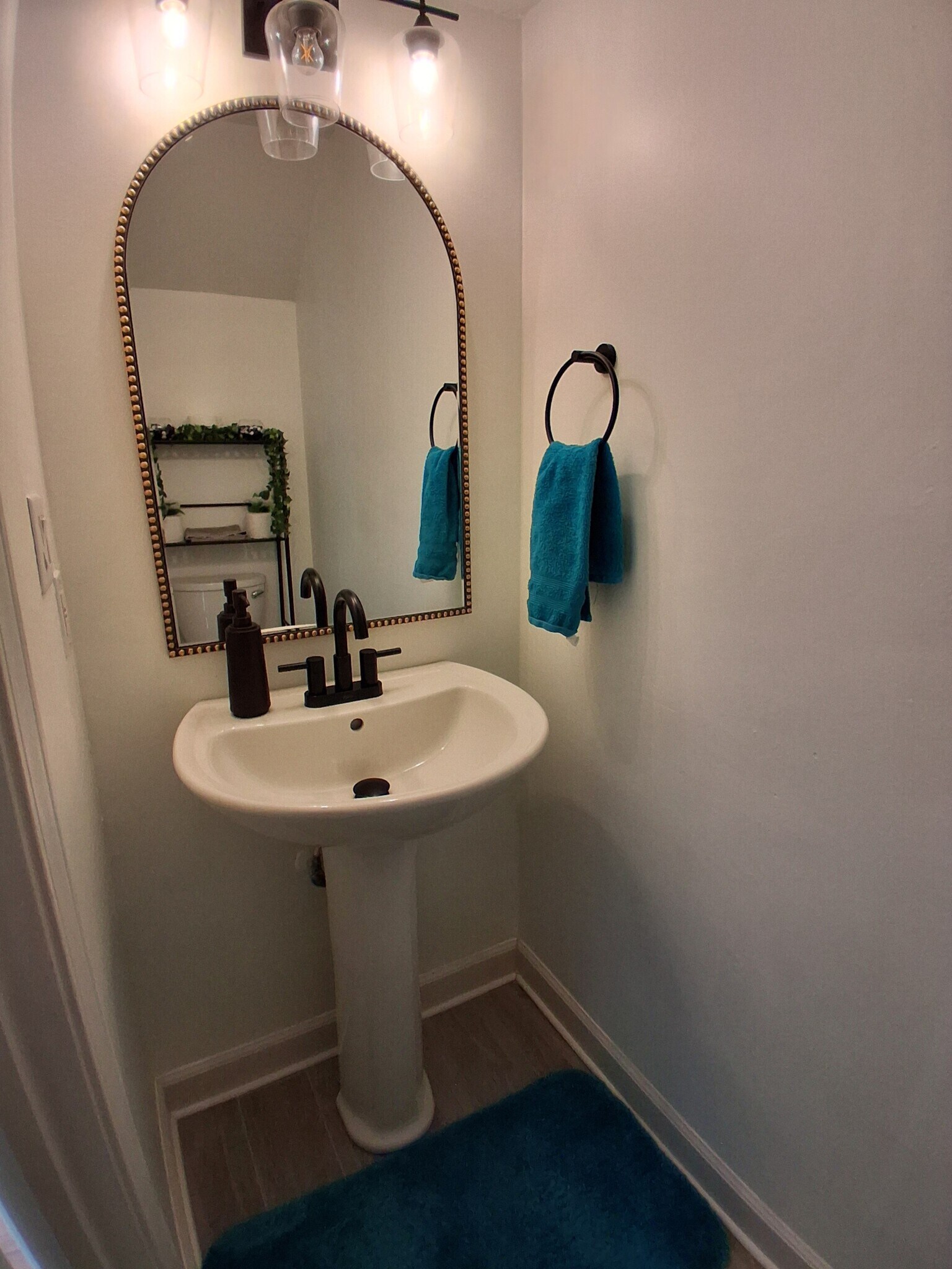 Building Photo - 423 W 8th St