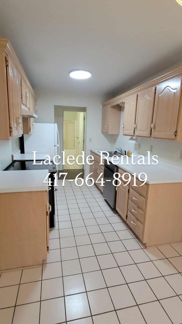 Building Photo - 2 BEDROOM 2 BATHROOM DUPLEX WITH GARAGE