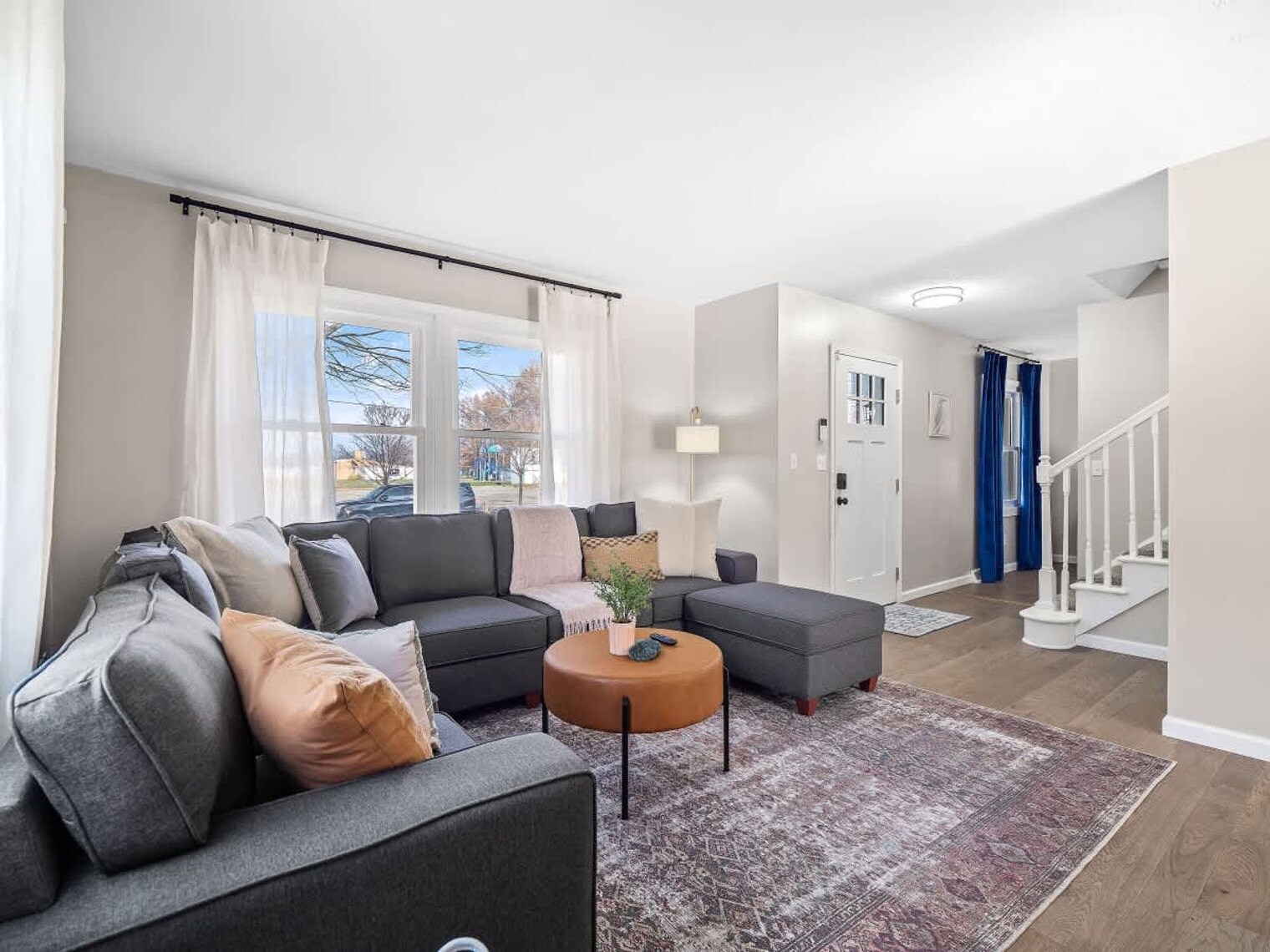 Building Photo - 4861 Pineview Dr