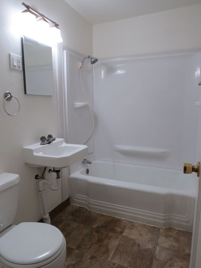 Building Photo - 3 Bedroom / 1.5 Bathroom Home in Convenient Location