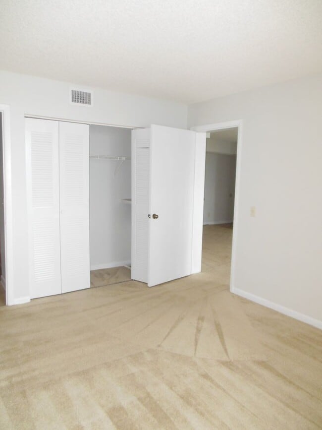 Building Photo - TWO BEDROOM TWO BATHROOM!! FULL LAKE VIEW!