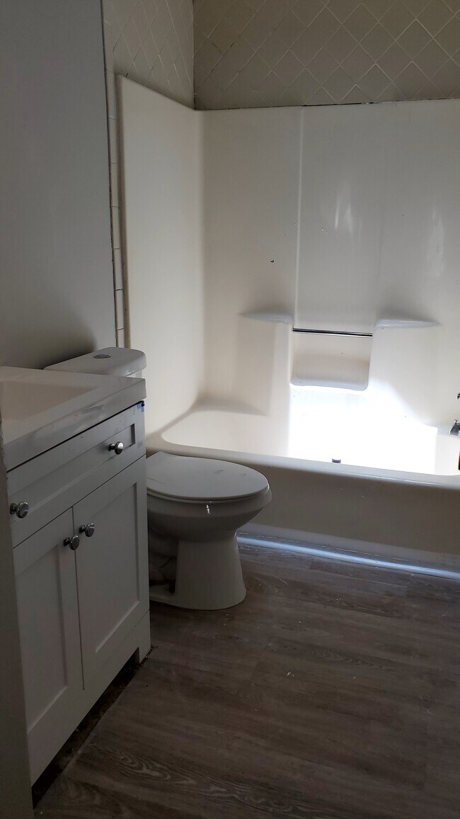 Bath #1 - 2931 Lakemont Dr SW