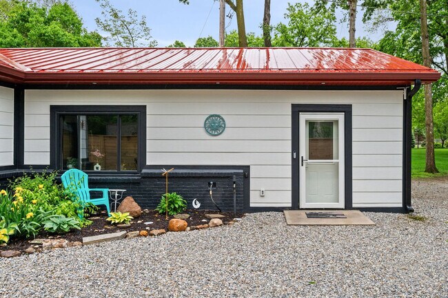 Building Photo - 6220 Wahpihani Dr