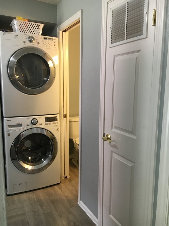 Building Photo - 2BR/1.5BA Remodeled Row Home in Westminster AVAIL 7/15